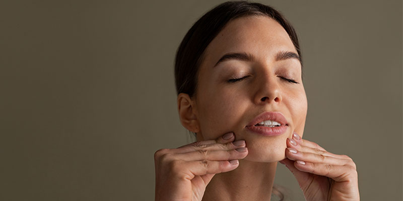 یوگا صورت (Face Yoga): کاهش چین و چروک و استرس