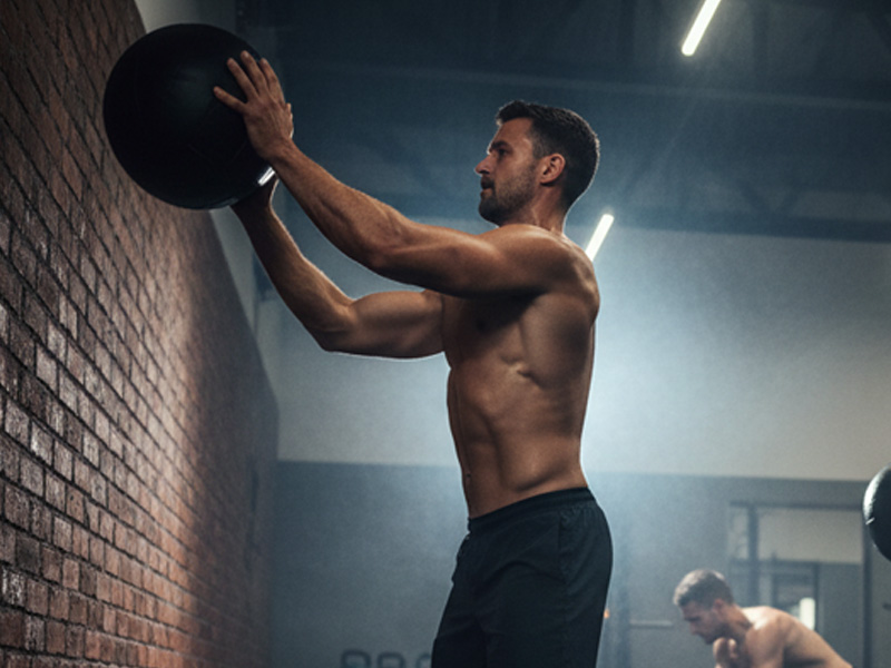 تمرینات با توپ مدیسین برای تقویت هسته و قلب تمرینات با توپ مدیسین برای تقویت هسته و قلب